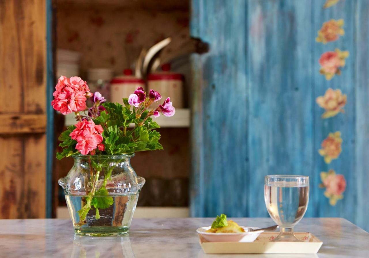 Flower And Crafts - The Eco Nature House 모노리토스 외부 사진